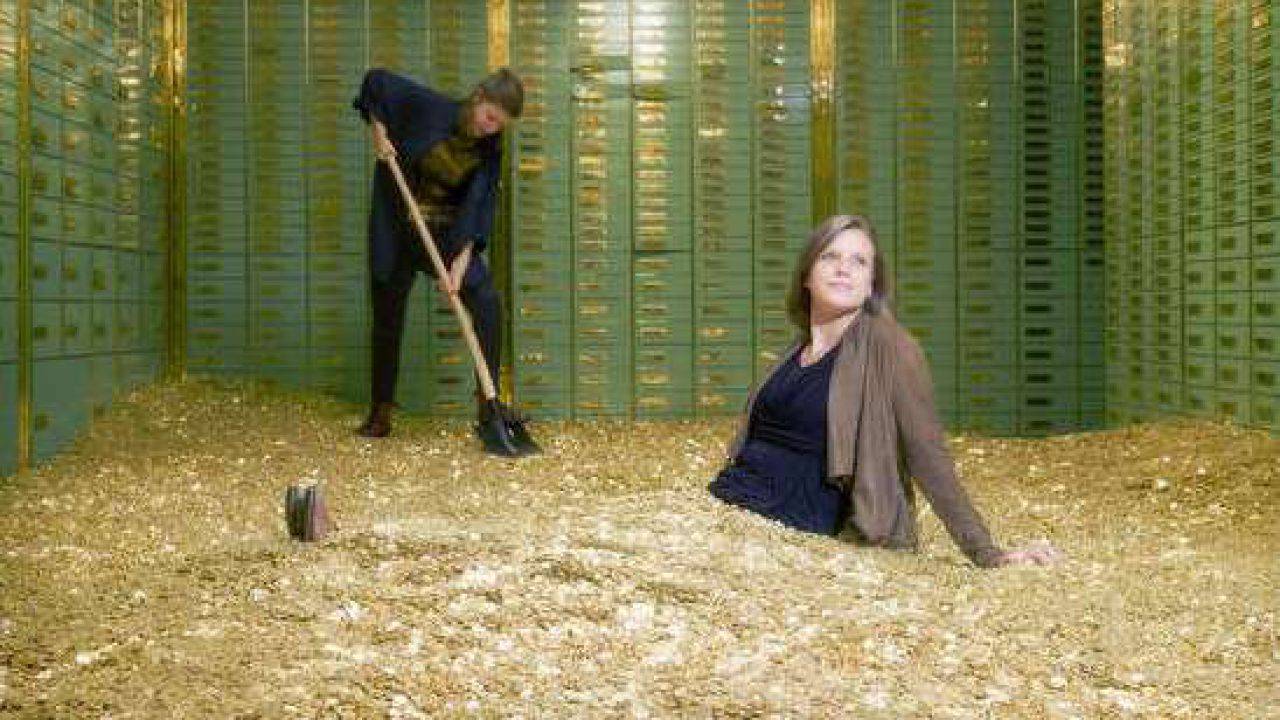 Nuotare nell'oro come Zio Paperone ora è possibile - Foto e Video