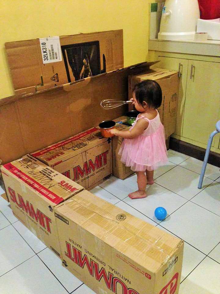DIY-Play-Kitchen-Made-of-boxes-01