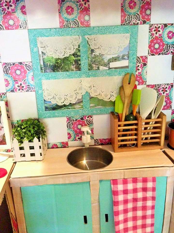 DIY-Play-Kitchen-Made-of-boxes-09