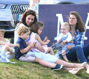 Fotogallery: Kate Middleton in campagna con i figli Charlotte e George