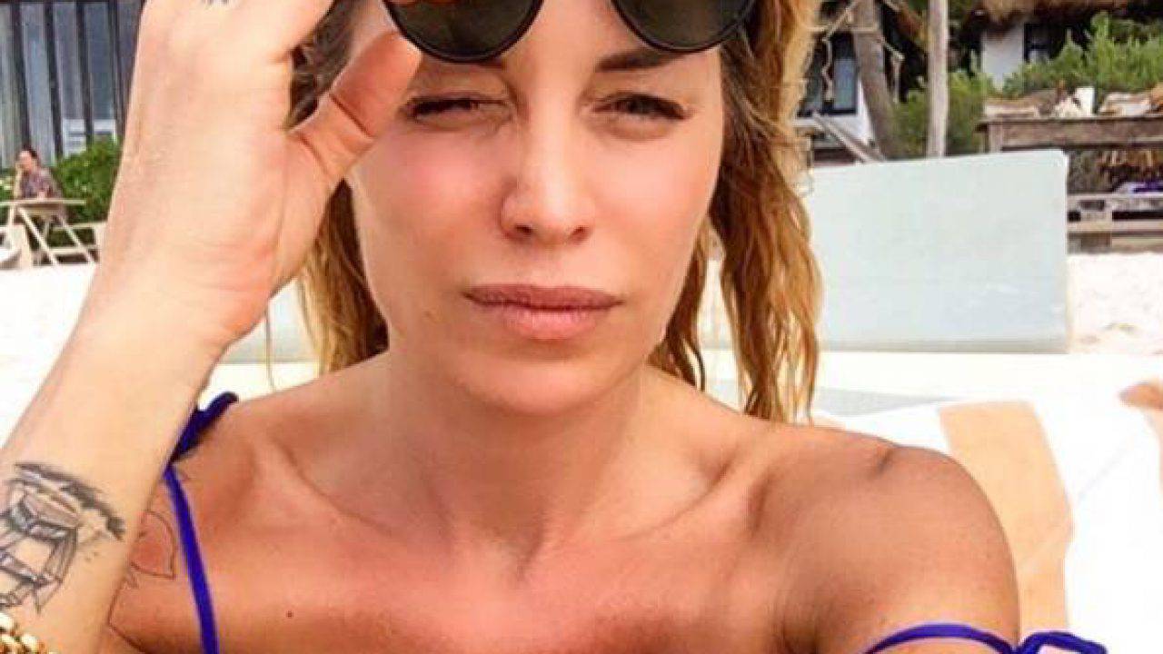 Elenoire Casalegno, la spallina del costume scivola: incidente inevitabile