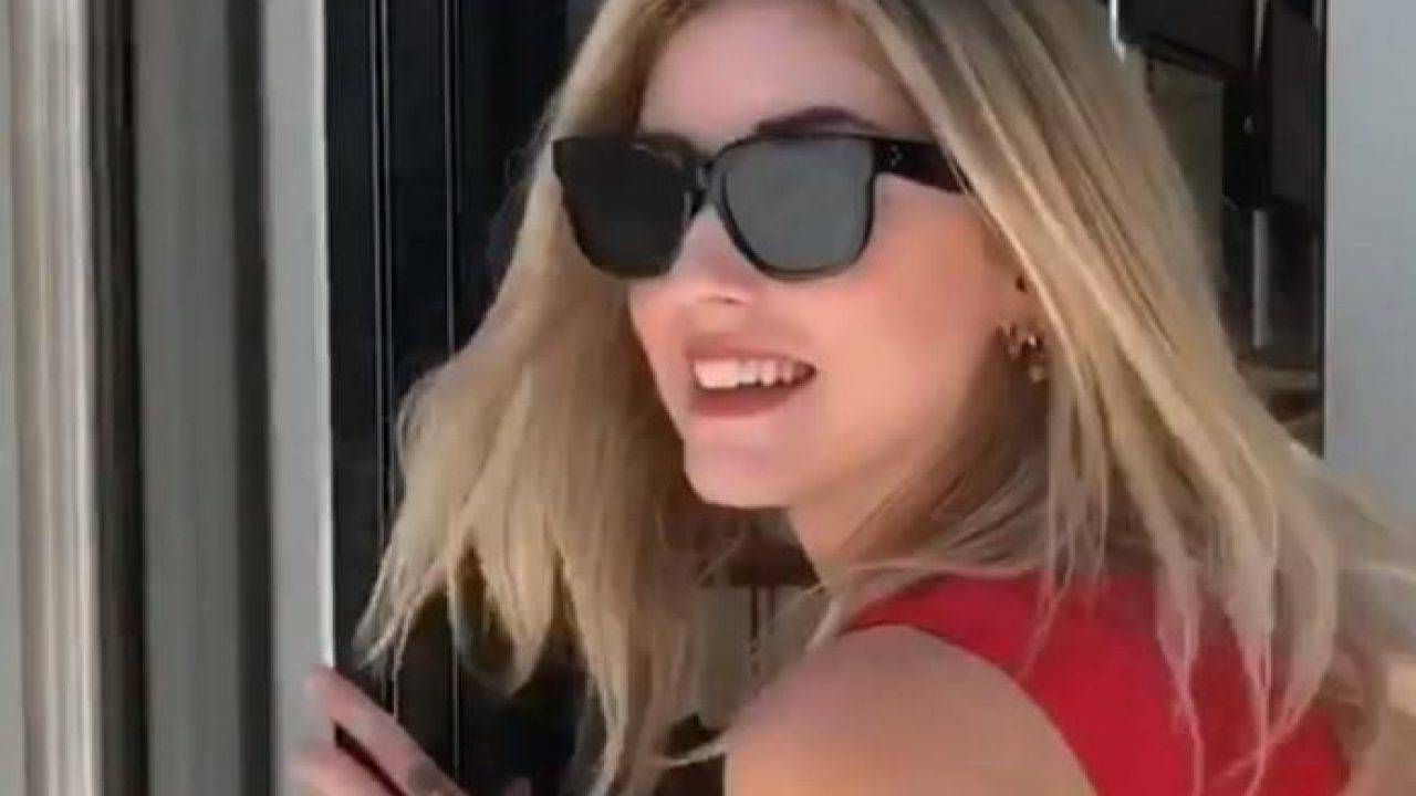 Piccolo incidente per Chiara Ferragni: non si accorge della porta