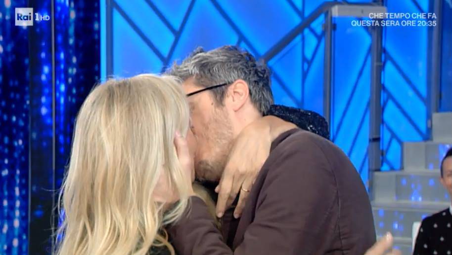 Mara Venier bacia sulle labbra un uomo a Domenica In: non è suo marito