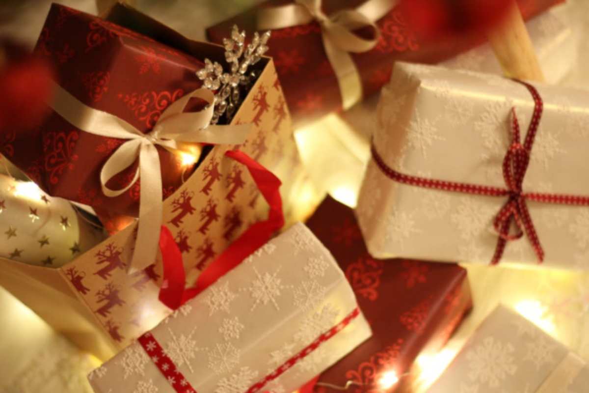Natale, carta da regalo: alcuni consigli utili per riciclarla 