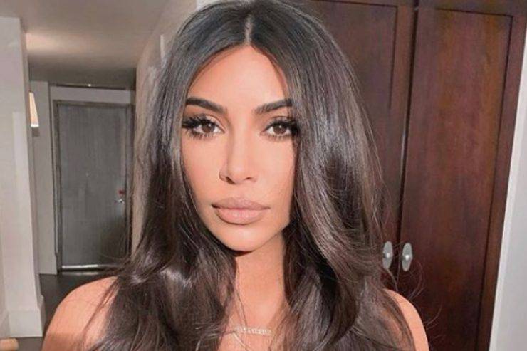 Kim Kardashian, la sconvolgente confessione sui social: malata da 13 anni, si mostra ai suoi follower senza filtri e artifici di Makeup