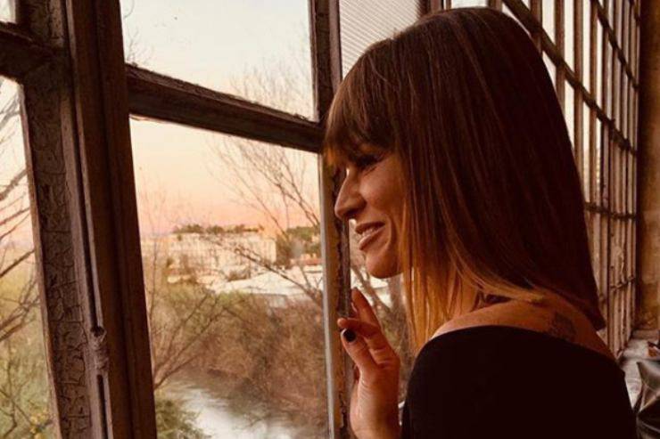 Alessandra Amoroso ci propone un radicale cambio di look per i suoi capelli: la foto conquista un boom di like e commenti su Instagram