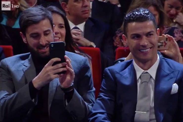 Sanremo 2020, chi era l'uomo seduto accanto a Cristiano Ronaldo nella terza serata del Festival? Scopriamo insieme il suo nome e cosa lo lega al calciatore 