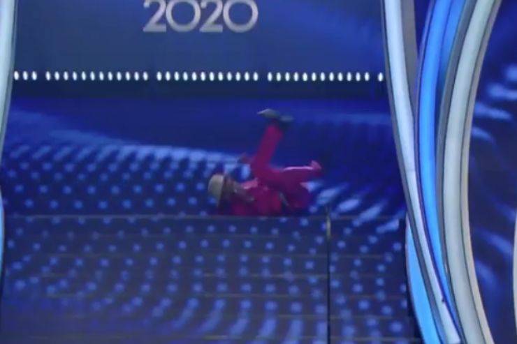 Sanremo 2020, agitazione in teatro, l'ospite 'precipita' rovinosamente dalle scale dell'Ariston: scopriamo cos'è successo