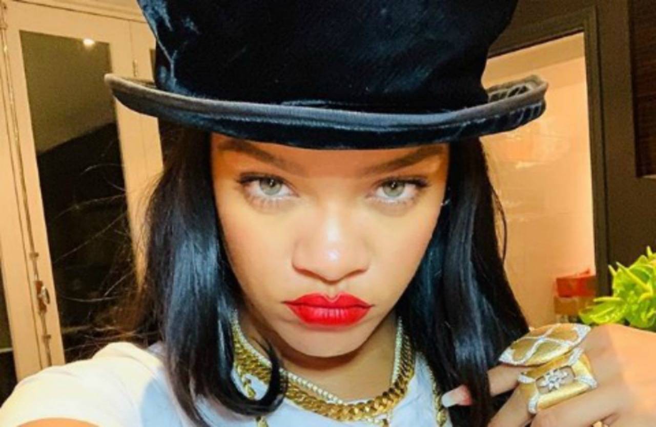 Rihanna ha subito un brutto incidente mentre era a bordo di uno scooter: nelle immagini il volto tumefatto della cantante.