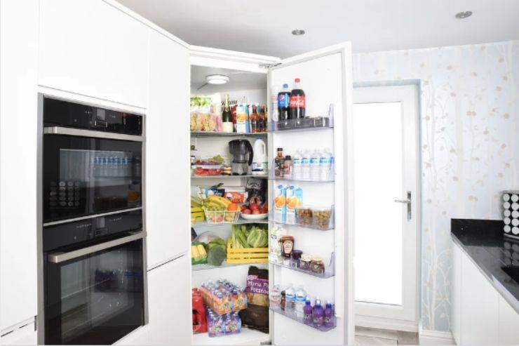 Pulizia del frigorifero, nonostante sia un'operazione scocciante, è necessaria, quindi vi diamo alcuni consigli utili per farlo bene e in poco tempo