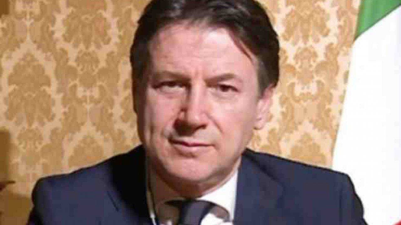 Giuseppe Conte, spunta la foto da giovanissimo e il web impazzisce