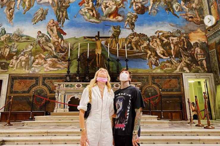 Chiara Ferragni e Fedez in viaggio a Roma: il dettaglio della mascherina