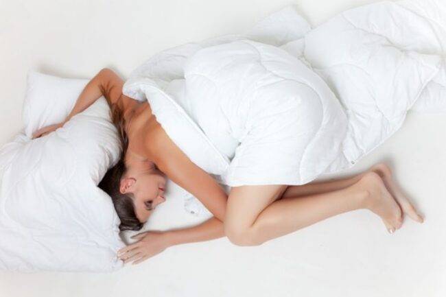 Dormire nudi benefici