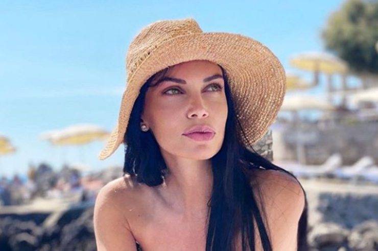 Michela Quattrociocche, estate rovente a Mykonos: baci appassionati e carezze