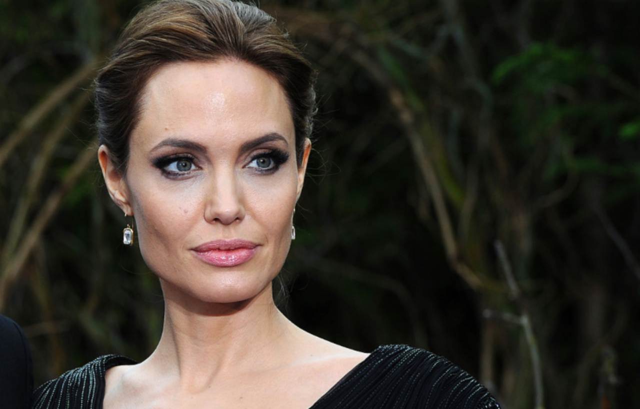 La famosa attrice Angelina Jolie segnata dalle ombre del passato