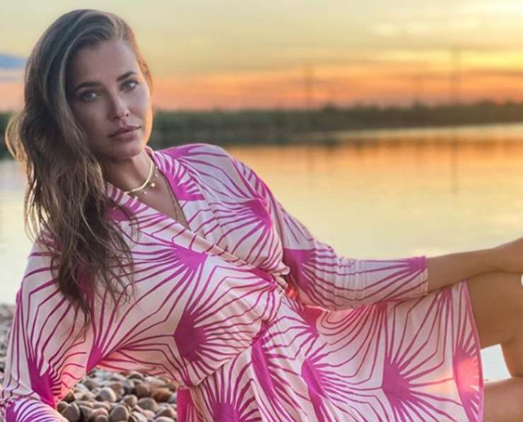 Ivana Mrazova, posa bollente: l'asciugamano non copre il lato B