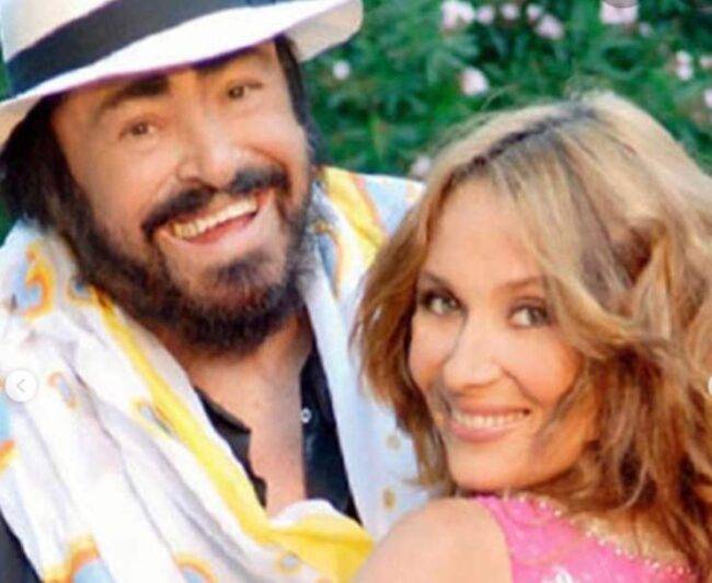 Live Non è la D'Urso, tra gli ospiti la vedova di Pavarotti, Nicoletta Mantovani: l'importante annuncio in trasmissione