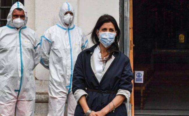 Coronavirus, la sindaca di Roma Virginia Raggi è in autoisolamento, dopo la notizia della positività nel suo staff