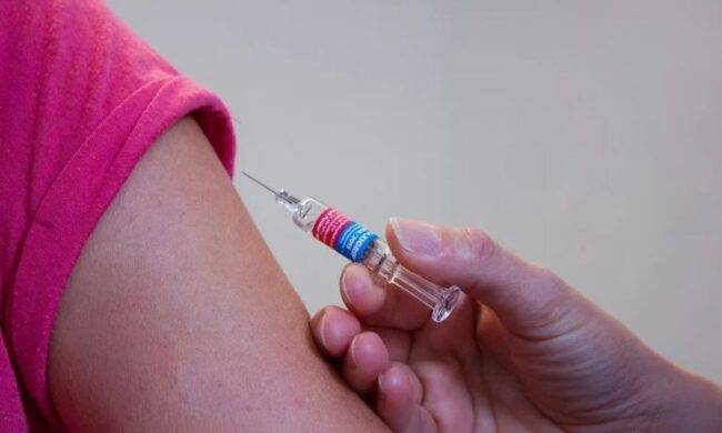 Covid, parla Silvestri: "I primi vaccini anti covid sono sicuri, non hanno effetti collaterali gravi"