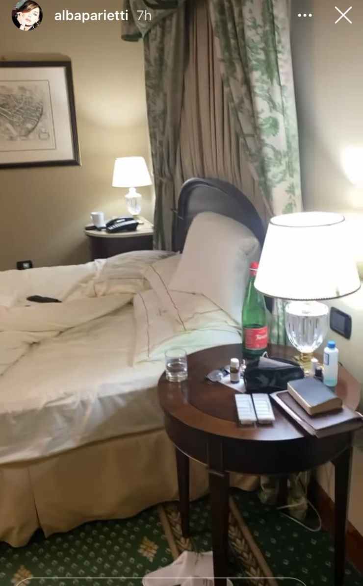 Alba Parietti ci mostra la sua camera d'albergo: da restarci di stucco, non trovate?