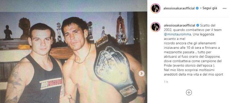 Alessio Sakara mostra una foto inaspettata sul suo profilo: "Scatto del 2002, una leggenda accanto a me", non era mai apparso così