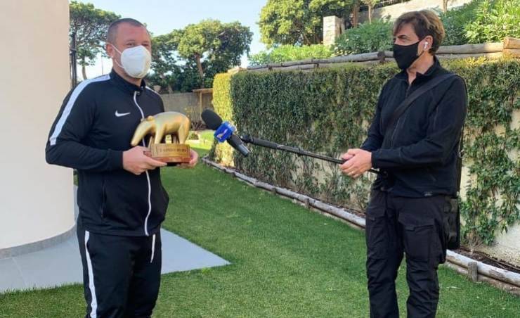Cassano critica la serie televisiva su Totti: Valerio Staffelli gli consegna un Tapiro D'oro, tutti i dettagli