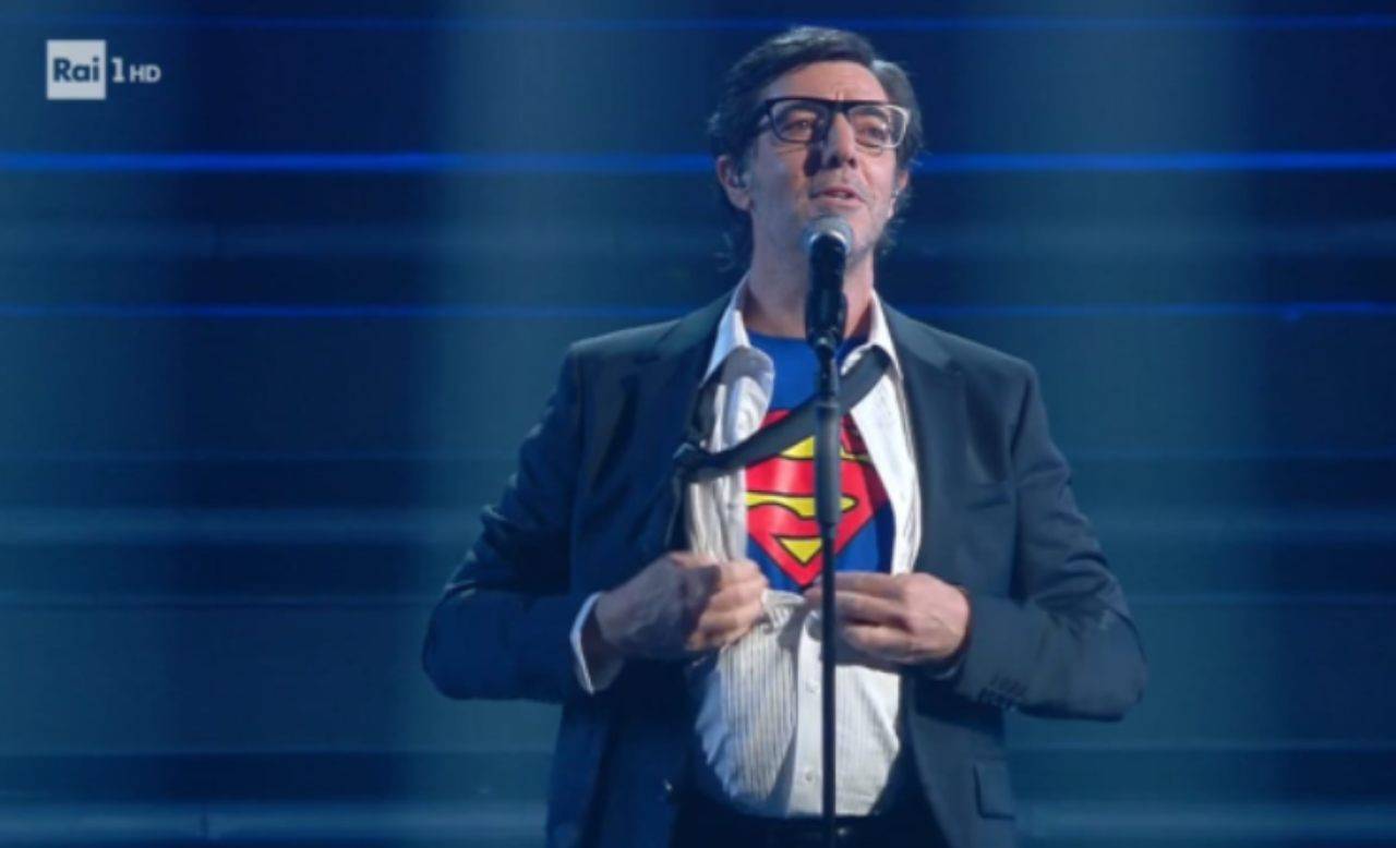 Max Gazzè cade improvvisamente durante l'esibizione al Festival di Sanremo 2021: il video del volo alla superman, tra le poltrone, è già virale!