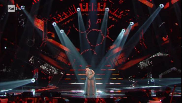 Sanremo 2021, Madame conquista l'Ariston con un look scintillante, ma il dettaglio non è passato inosservato: perchè sale sul palco scalza, l'ha raccontato l'artista (fonte screenshot raiplay)
