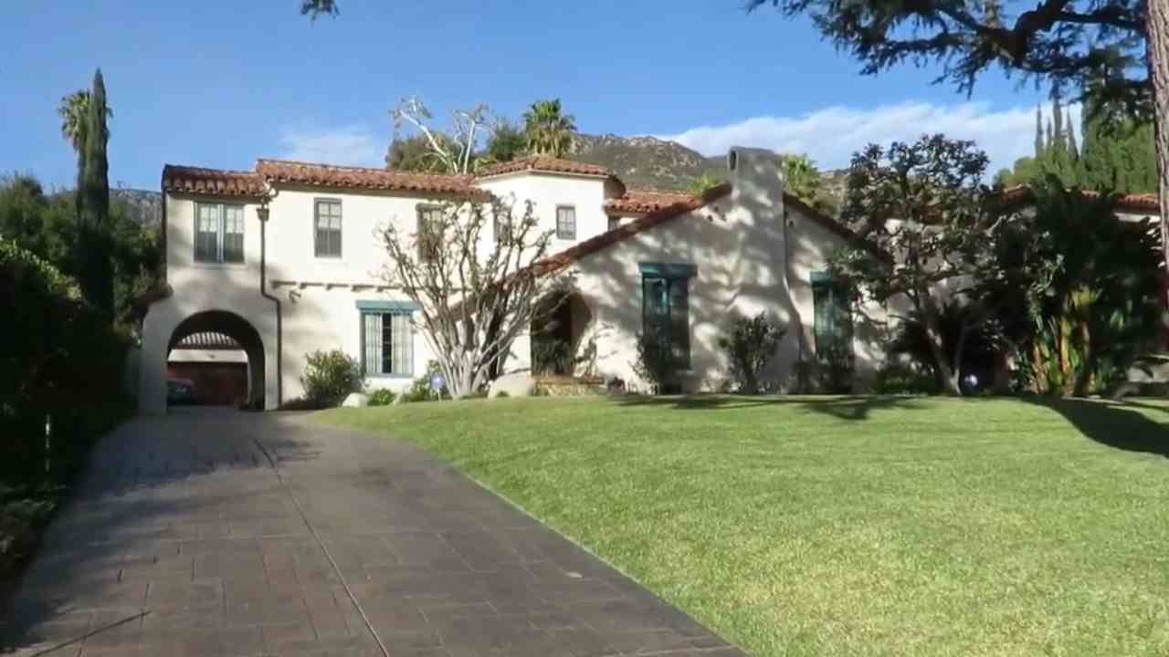 We fell in love with it in Beverly Hills 90210, but not everyone knows that the Walsh house really exists: where exactly is it