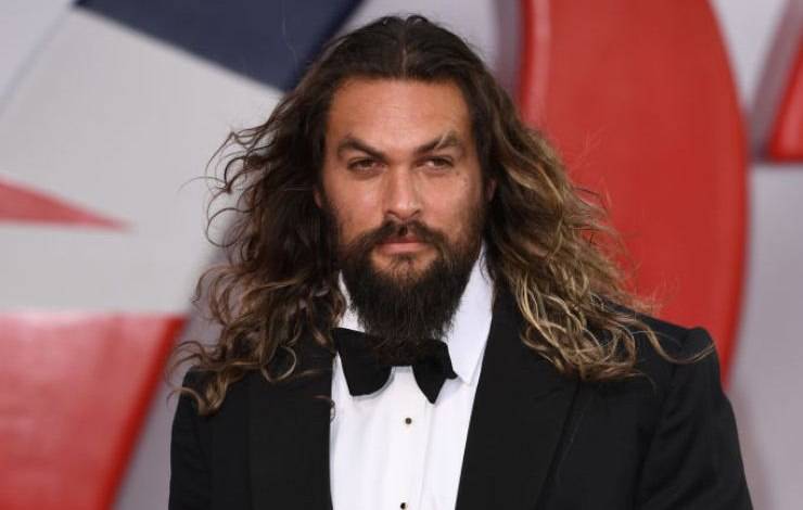 Today we know Jason Momoa as well, but in this old photo it is very different: would you have recognized him?