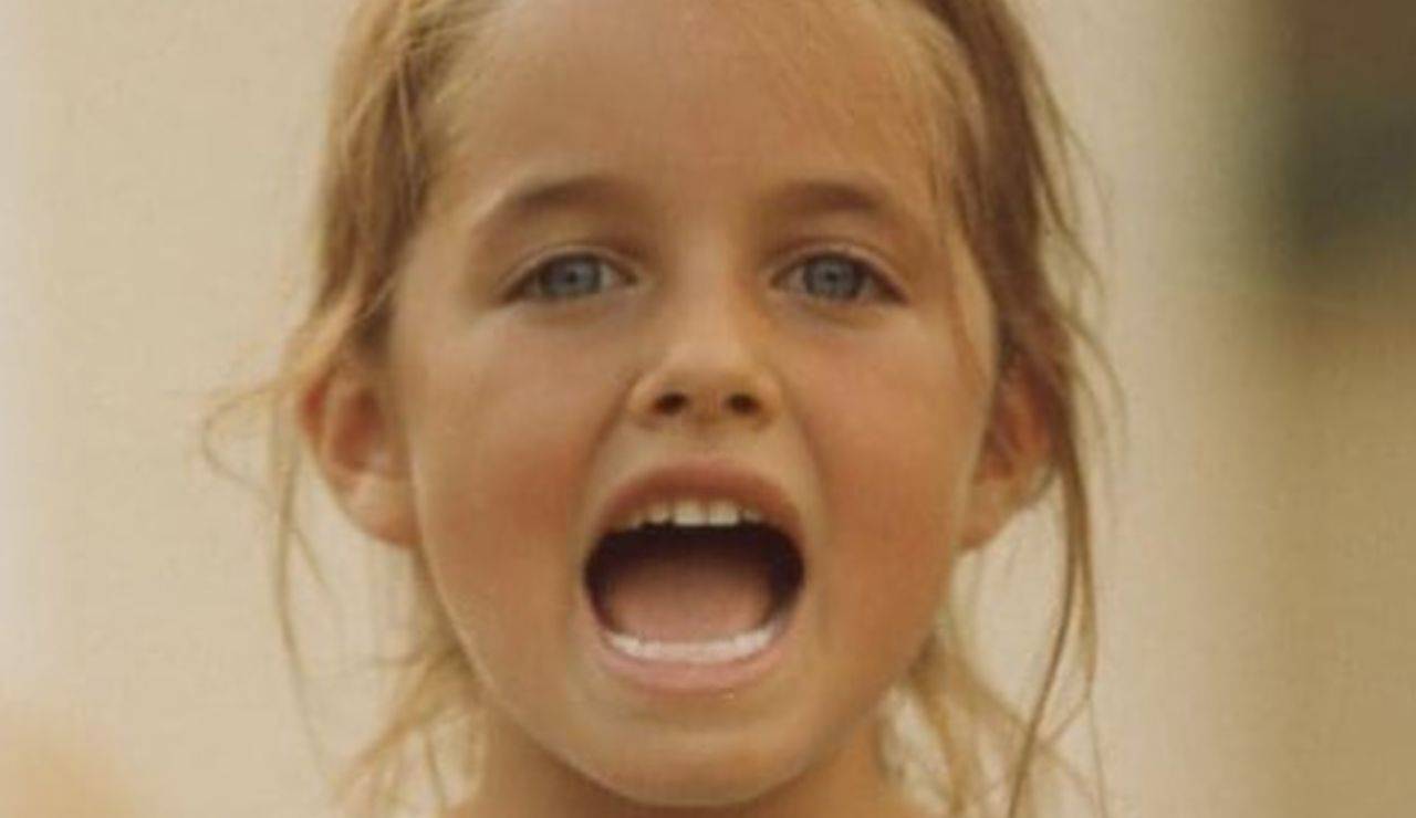 Her big blue eyes are unmistakable: this little girl is now a famous actress, do you recognize her?