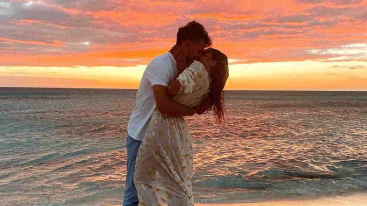 She is in love again!  The first photo of the couple makes a boom of likes: great joy for the fans