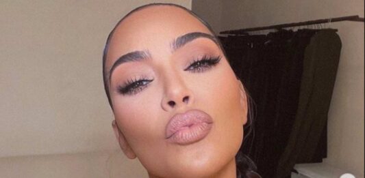 Com’è Kim Kardashian al naturale: la star si mostra senza trucco e senza filtri
