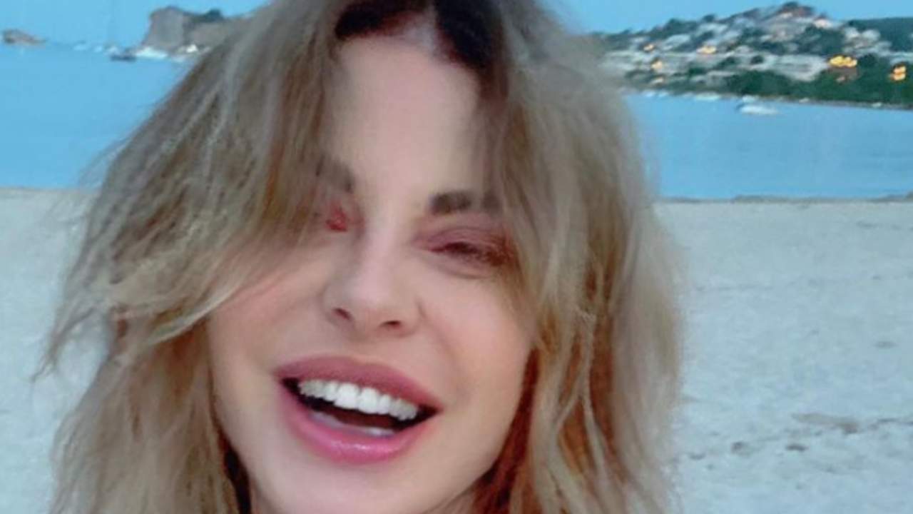 “Filtered and rejuvenated”: Alba Parietti shows herself on social media