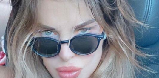 Alba Parietti in costume per il selfie allo specchio: “Senza filtri né ritocco”