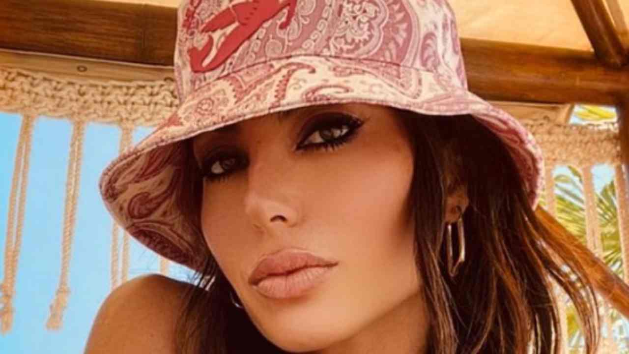 Elisabetta Gregoraci finally at the sea: what costume she wore and those particular glasses