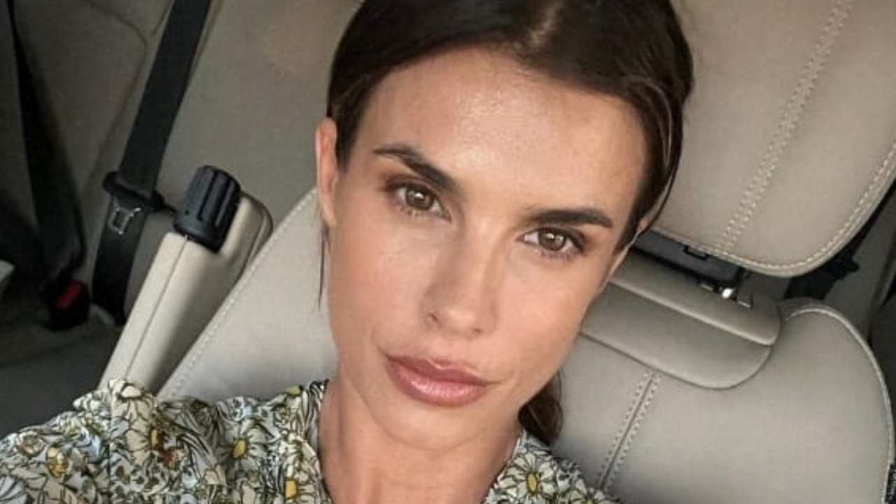 Elisabetta Canalis shows everyone the nail polish: the new color has a neutral shade