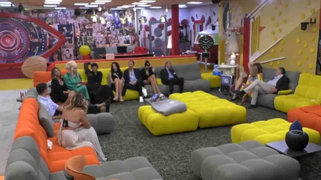 GF Vip, the atmosphere heats up: kisses in the living room between the two competitors
