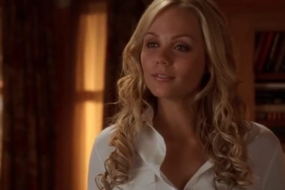 Do you remember Kara in Smallville?  Seeing the actress years later will leave you speechless