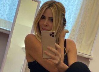 Loredana Lecciso selfie col telefono