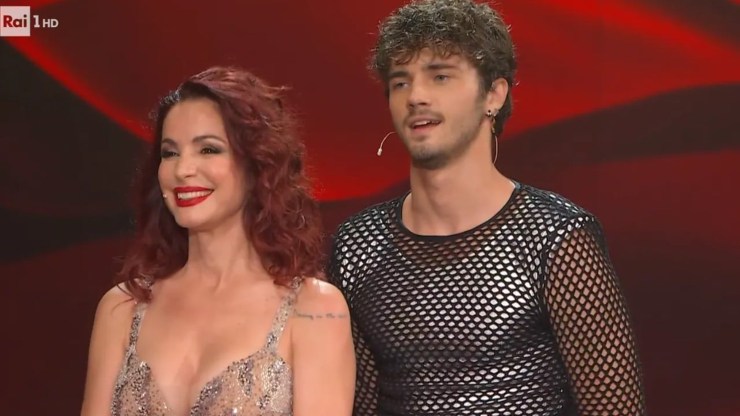 Andrea Delogu con Nikita Perotti durante la prima puntata della nuova edizione del programma televisivo Rai, Ballando con le stelle