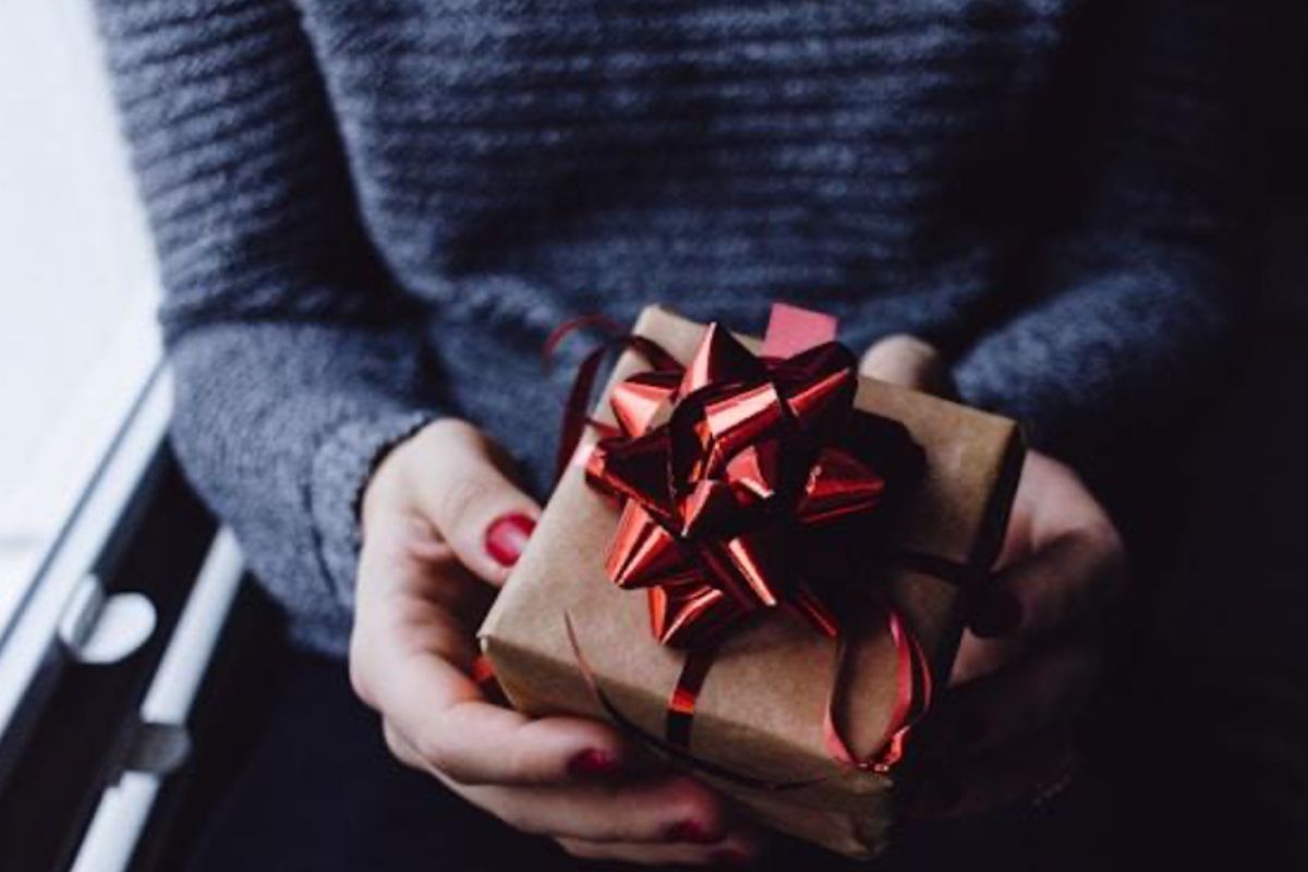 donna con pacchetto regalo