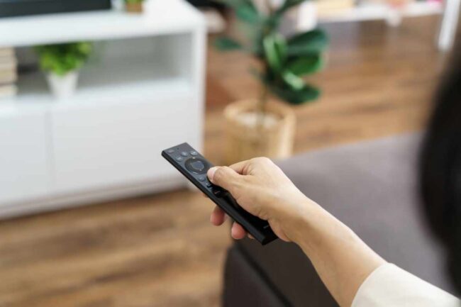 Mano con telecomando